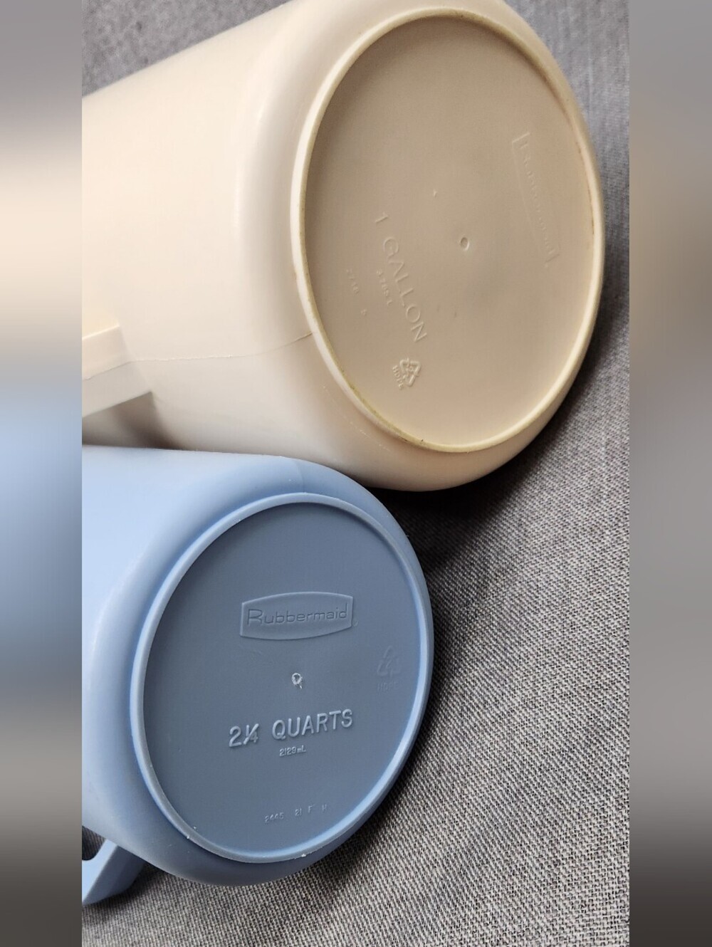 Rubbermaid Pitchers & Liquid Storage Jugs. Easy-grip Handles and Snap Lid Set - Picture 5 of 5